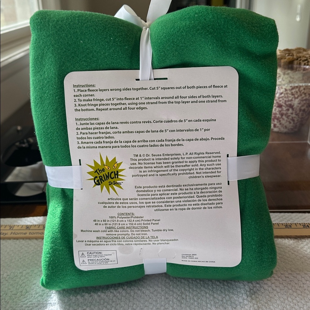 Dr. Seuss The Grinch No-Sew Fleece Throw Kit 48”x 60” Inch. NEW - Picture 2 of 2